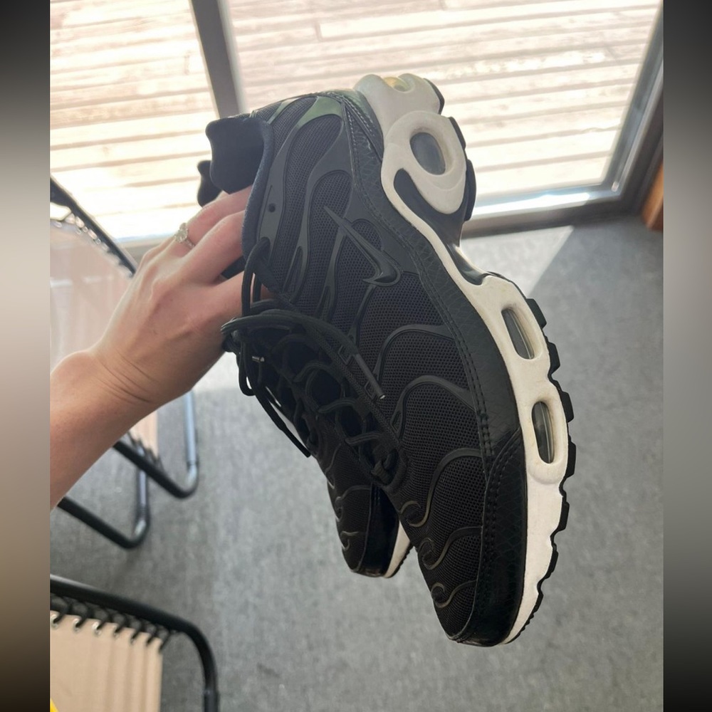 Black Nike air max plus